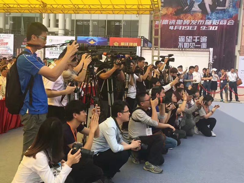 第29屆佛山陶博會(huì)開幕式現(xiàn)場媒體采訪.jpg