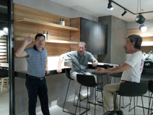 圖1.5-在新展廳現場交流.jpg