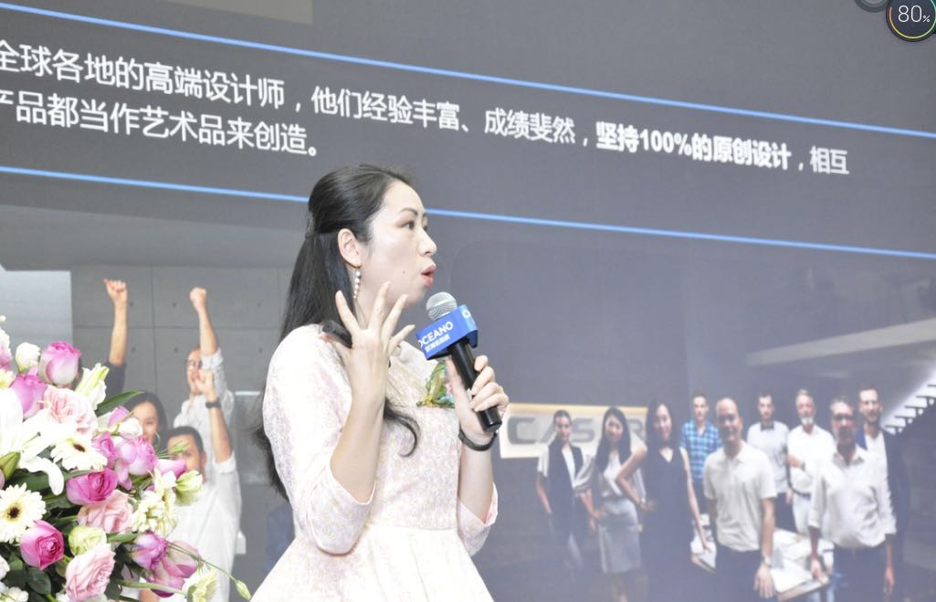 3(歐神諾陶瓷市場(chǎng)部總監(jiān)章艾女士介紹卡可新品).jpg