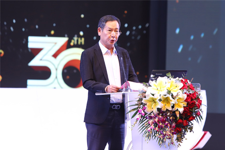 佛山市工商業(yè)聯(lián)合會(總商會)主席、新明珠集團董事長葉德林先生致辭.jpg