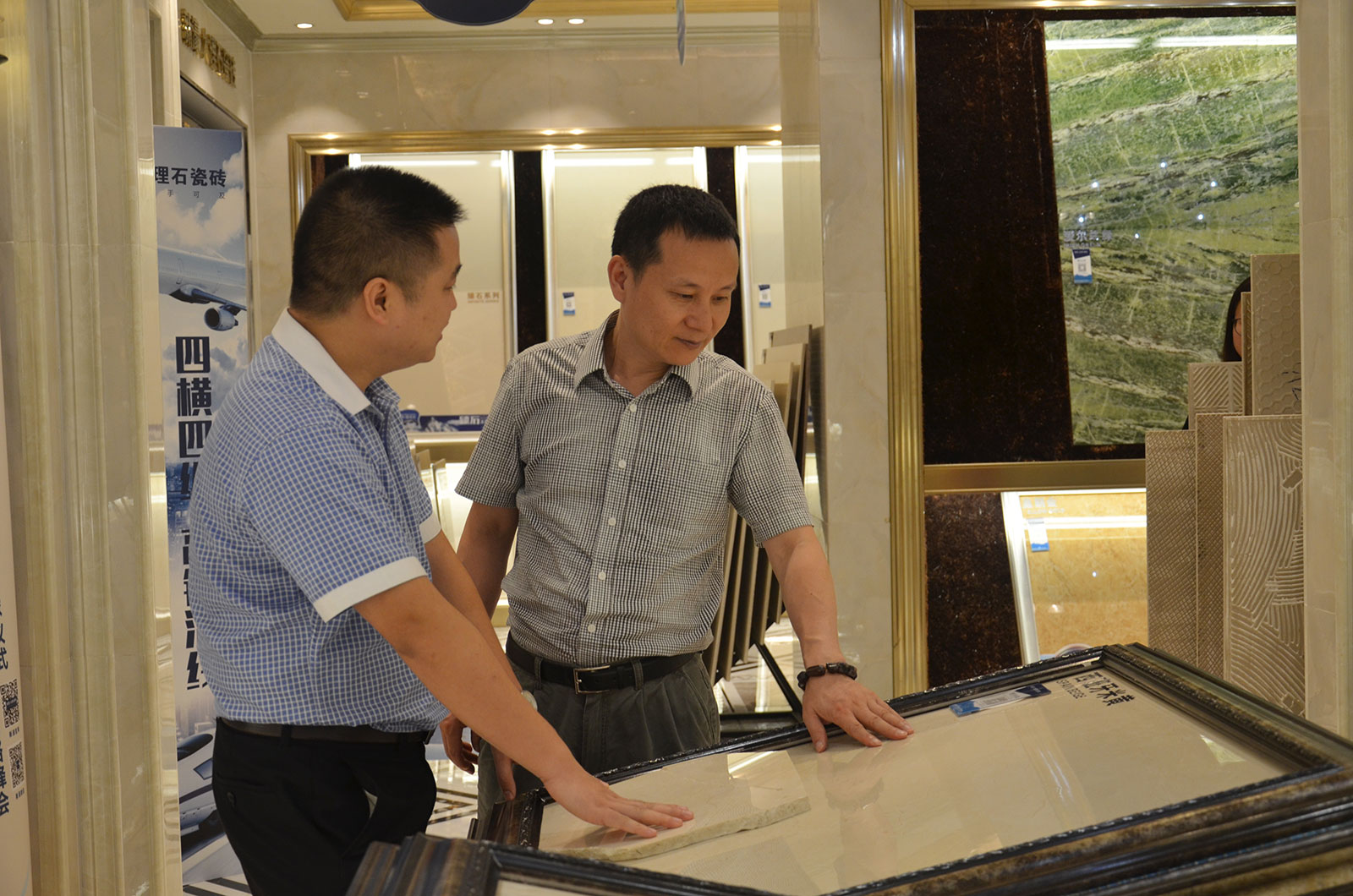 2羅秘書長對新濠大理石瓷磚產品輔以高度評價.jpg