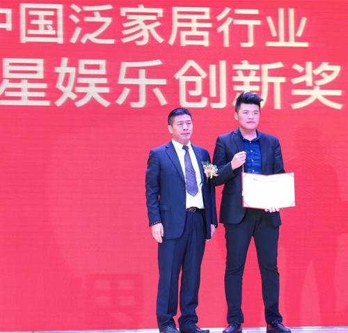 各企業(yè)代表上臺接受頒獎1.3.jpg