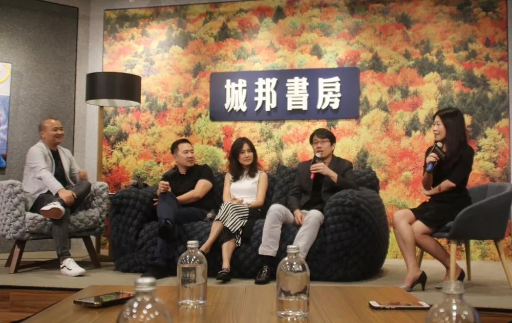 7臺灣漂亮家居總編張麗寶(右1)主持此次交流會及N°39新品發布活動.webp.jpg