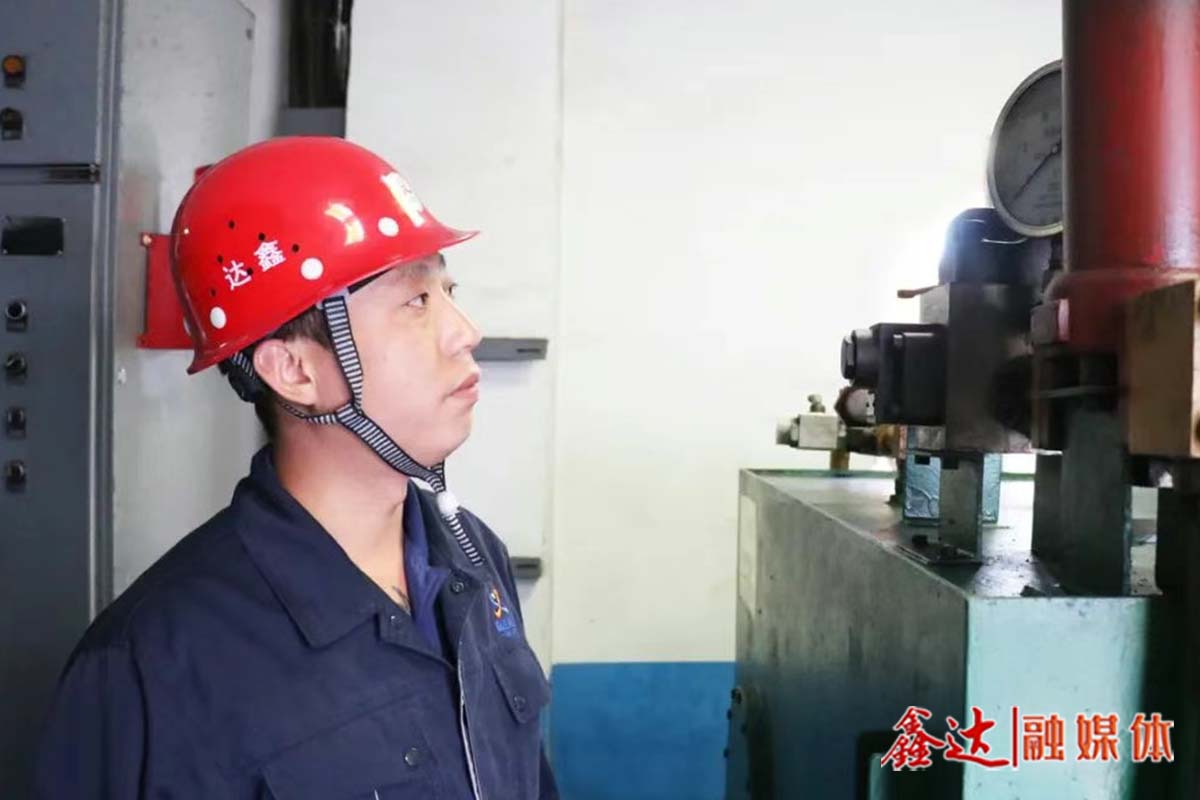 鑫達故事丨沈征：胸藏浩氣馭風(fēng)勢，汗浸青衫鑄鐵魂！