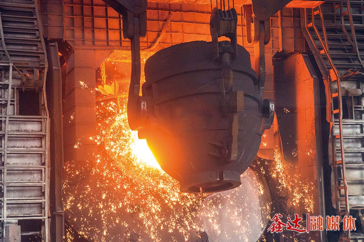 掛帥賽馬丨擋火門改造、中間包提溫，煉鋼廠齊心摳效益！